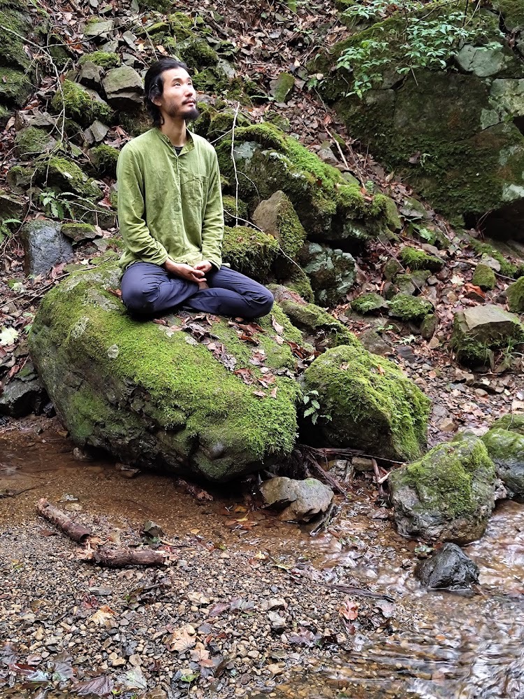 自然の中で瞑想する人