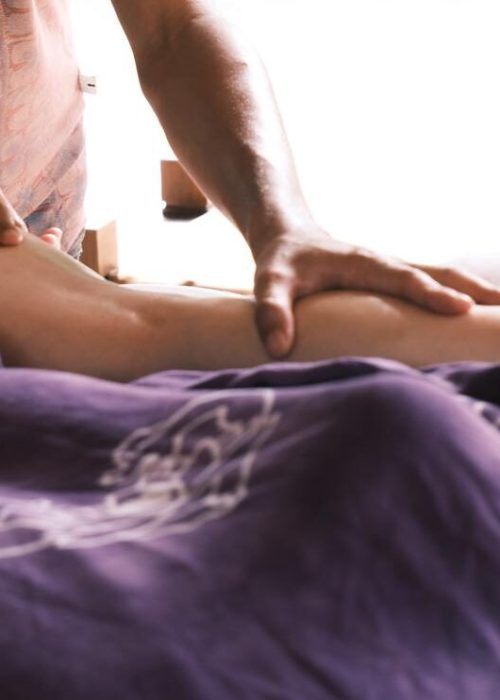 エサレン®︎マッサージ&ボディワークのセッションの中でロングストロークをしているところ